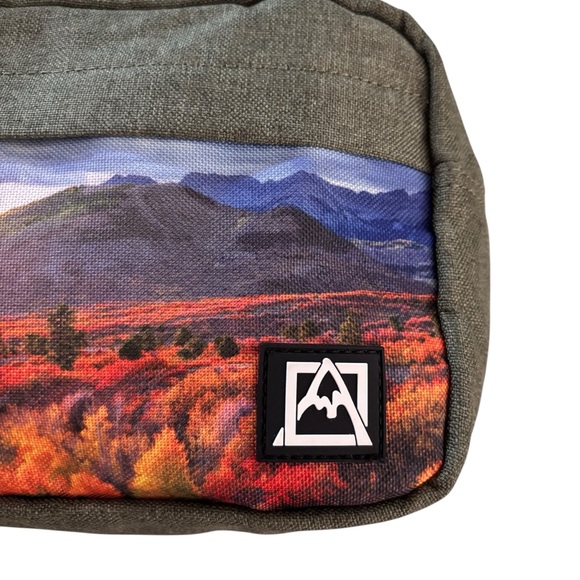 Avalanche Outdoor Supply Co Essentials Mountain Landscape Print Men's travel Bag - Picture 3 of 11